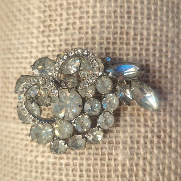 Vintage Weiss Rhinestone Brooch - Picture 1 of 5